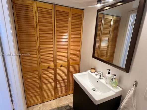 540 Brickell Key Dr 1524, Miami FL 33131