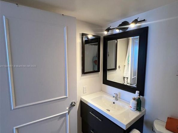 540 Brickell Key Dr 1524, Miami FL 33131