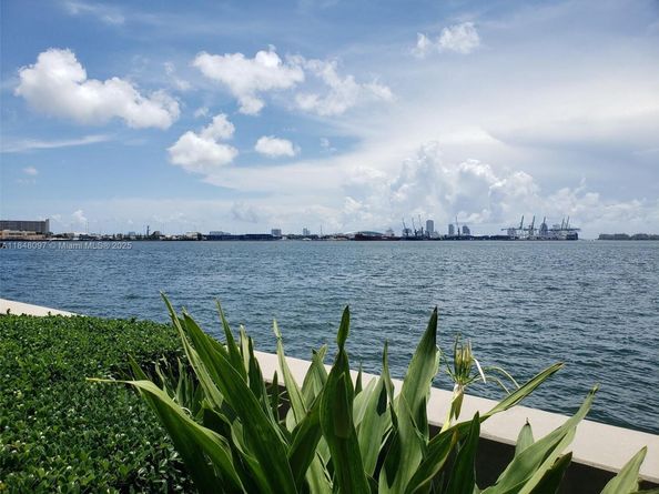 540 Brickell Key Dr 1524, Miami FL 33131