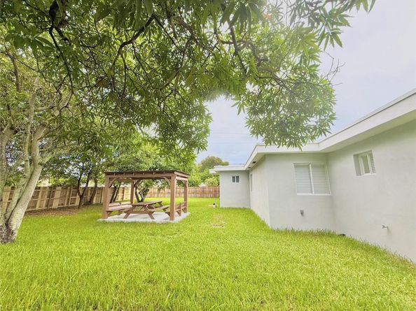 4340 SW 19th St, West Park FL 33023