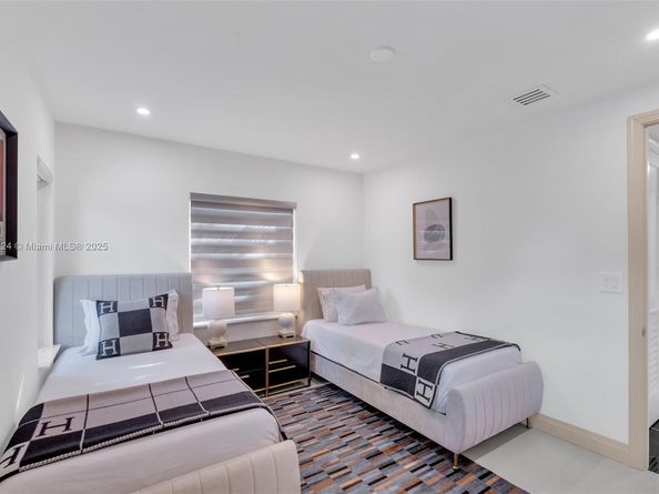 726 NE 17th Way, Fort Lauderdale FL 33304