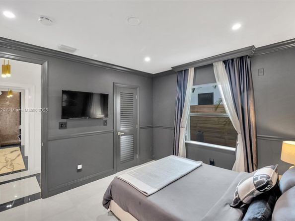 726 NE 17th Way, Fort Lauderdale FL 33304