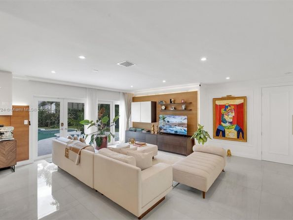 726 NE 17th Way, Fort Lauderdale FL 33304