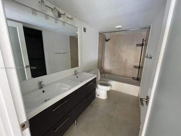 600 NE 36th St 204, Miami FL 33137