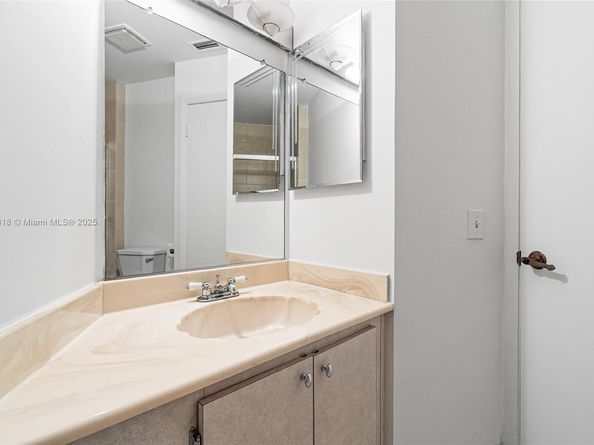 616 Briarwood Cir 144, Hollywood FL 33024