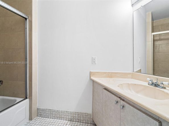616 Briarwood Cir 144, Hollywood FL 33024