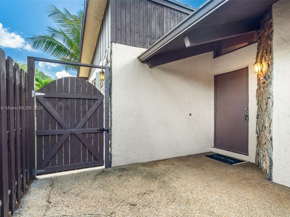 616 Briarwood Cir 144, Hollywood FL 33024