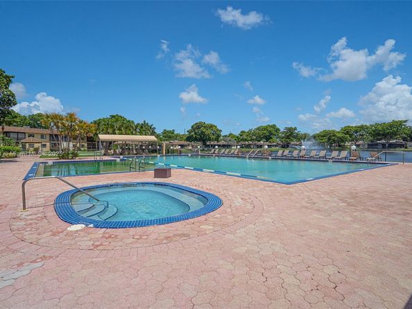 616 Briarwood Cir 144, Hollywood FL 33024