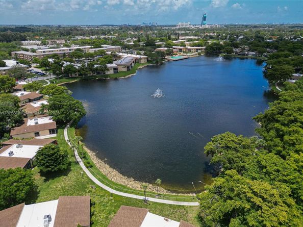 616 Briarwood Cir 144, Hollywood FL 33024