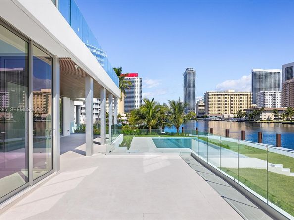 503 Palm Dr, Hallandale Beach FL 33009