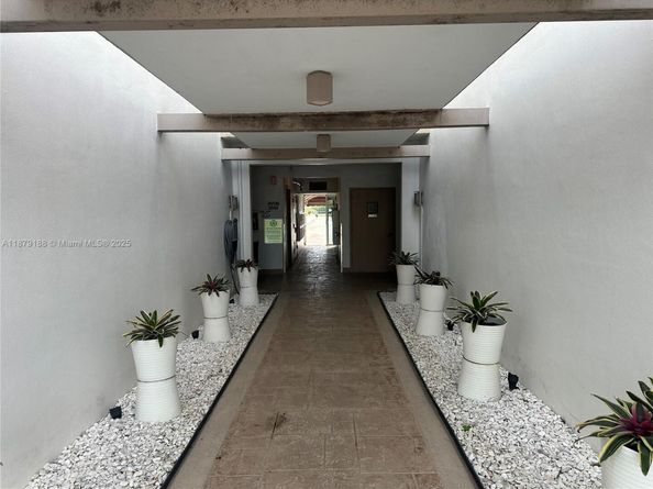 3040 NE 16th Ave 206, Oakland Park FL 33334