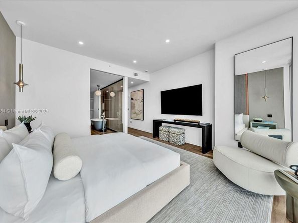 888 Biscayne Blvd PH 5704, Miami FL 33132