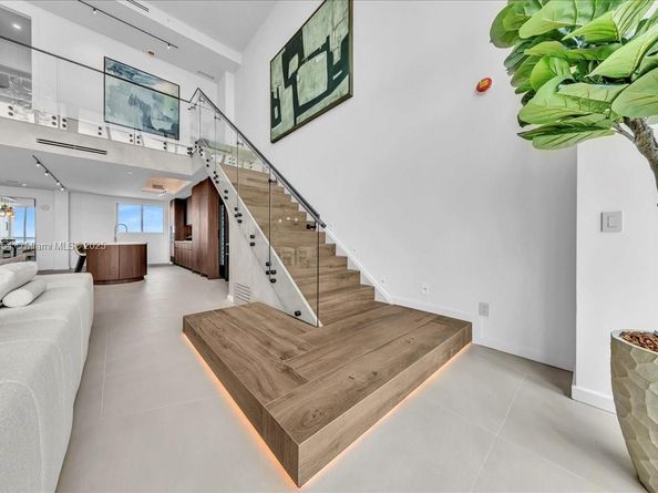888 Biscayne Blvd PH 5704, Miami FL 33132