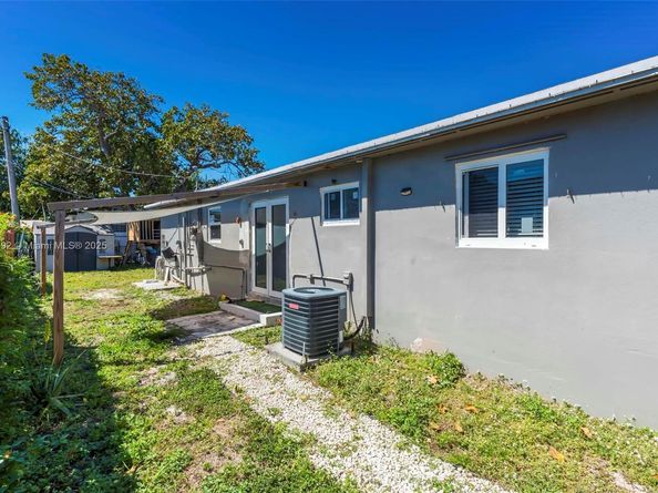 2402 Plunkett St, Hollywood FL 33020