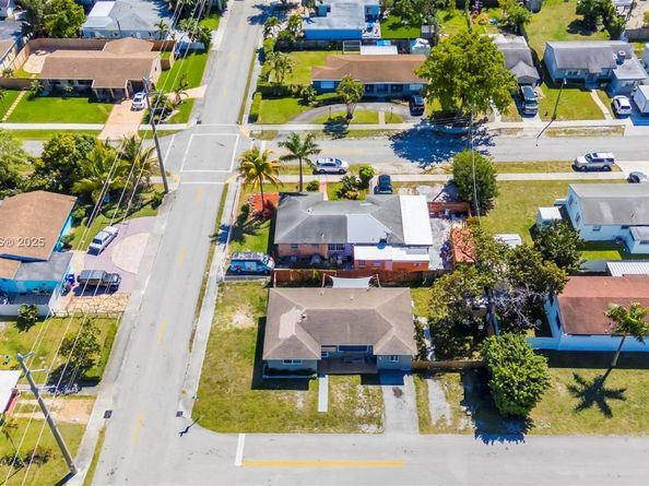 2402 Plunkett St, Hollywood FL 33020