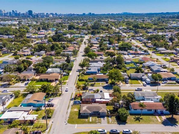 2402 Plunkett St, Hollywood FL 33020
