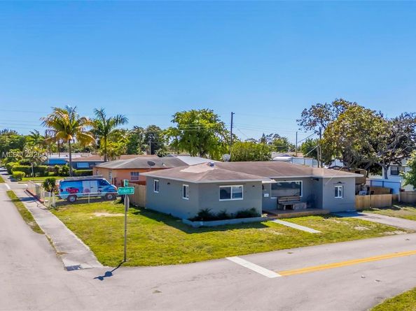 2402 Plunkett St, Hollywood FL 33020