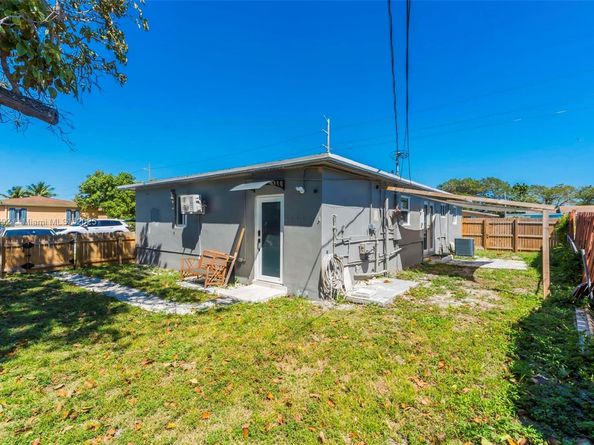 2402 Plunkett St, Hollywood FL 33020