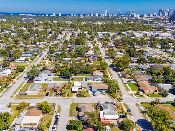 2402 Plunkett St, Hollywood FL 33020