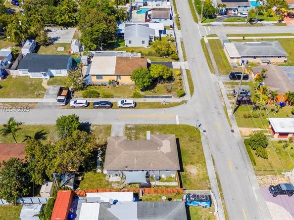2402 Plunkett St, Hollywood FL 33020
