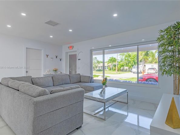 317 SE 7th Ave, Deerfield Beach FL 33441