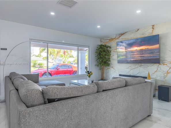 317 SE 7th Ave, Deerfield Beach FL 33441