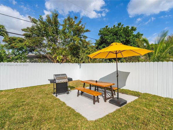 7471 Hope St, Hollywood FL 33024