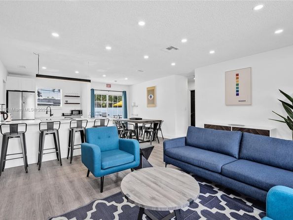 7471 Hope St, Hollywood FL 33024