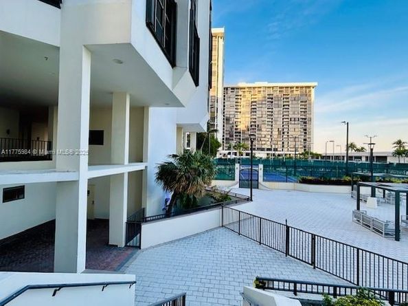 1925 Brickell Ave 1403, Miami FL 33129