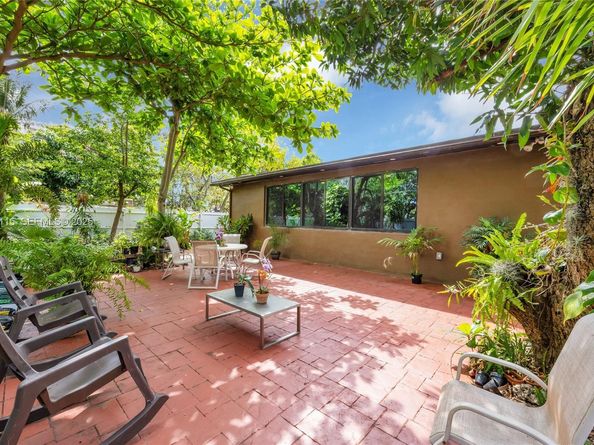 887 NE 145th St, North Miami FL 33161