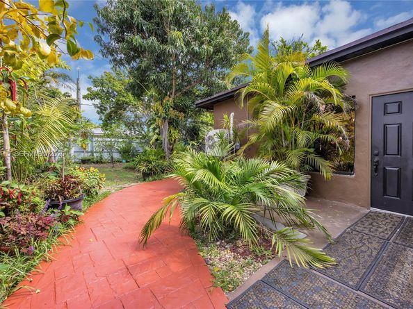 887 NE 145th St, North Miami FL 33161