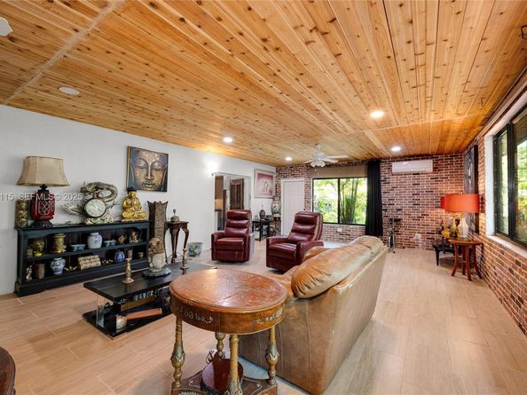 887 NE 145th St, North Miami FL 33161