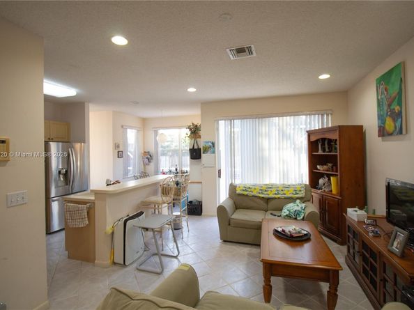 1562 NW 157th Ave, Pembroke Pines FL 33028