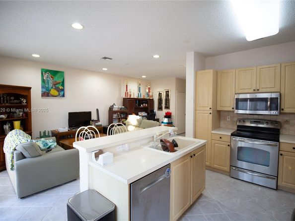 1562 NW 157th Ave, Pembroke Pines FL 33028