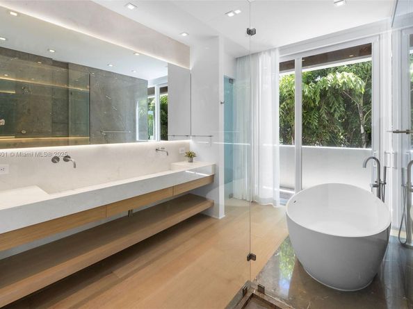 4433 N Bay Rd, Miami Beach FL 33140