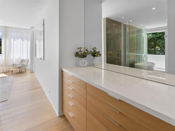 4433 N Bay Rd, Miami Beach FL 33140