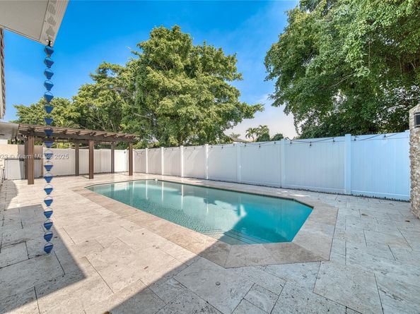 15819 NW 4th St, Pembroke Pines FL 33028
