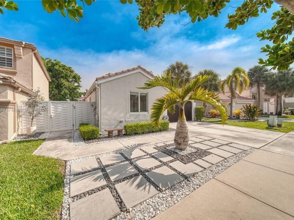15819 NW 4th St, Pembroke Pines FL 33028