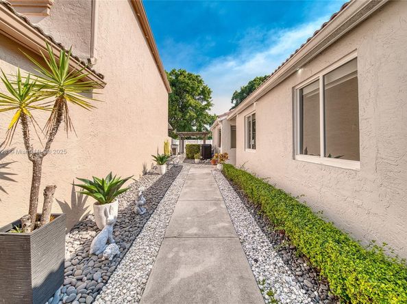 15819 NW 4th St, Pembroke Pines FL 33028