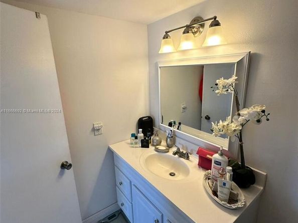2201 S Ocean Dr 904, Hollywood FL 33019