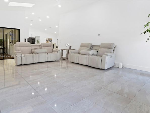 8022 NW 84th Ter, Tamarac FL 33321