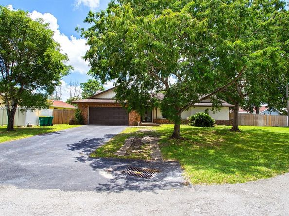 8022 NW 84th Ter, Tamarac FL 33321