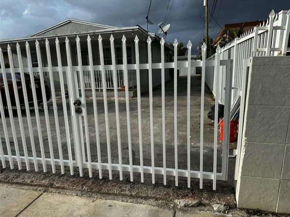 2223 NW 32nd St, Miami FL 33142