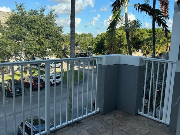 720 SW 111th Ave 307, Pembroke Pines FL 33025