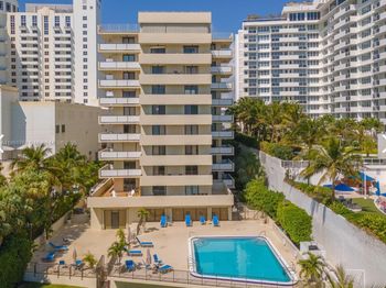 1621 Collins Ave