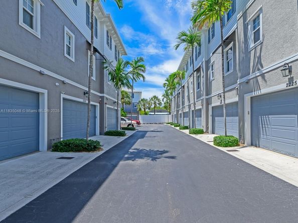 2249 NE 9th Ave, Wilton Manors FL 33305