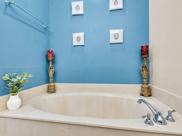 2249 NE 9th Ave, Wilton Manors FL 33305