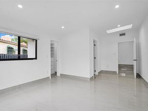 998 SW 11th St, Miami FL 33129