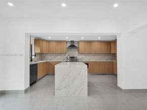 998 SW 11th St, Miami FL 33129