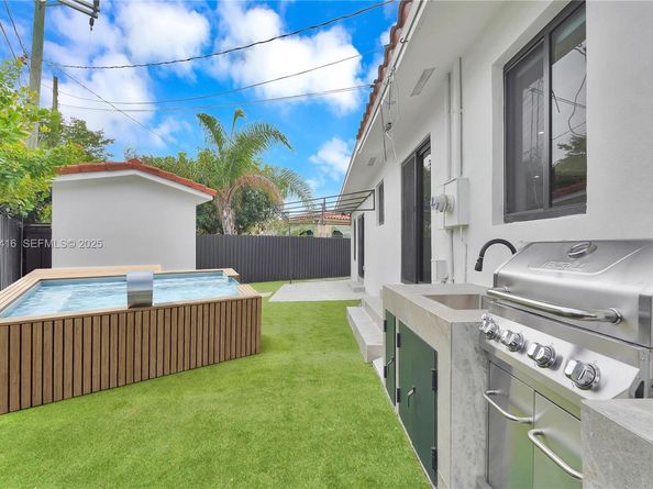 998 SW 11th St, Miami FL 33129